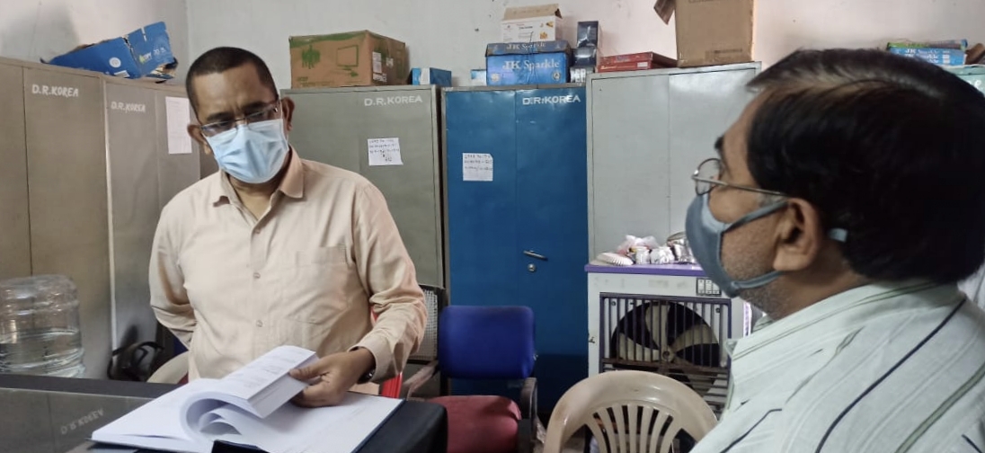 कलेक्टर श्री धावड़े ने बैकुण्ठपुर तहसील कार्यालय का किया औचक निरीक्षण दो साल से भी अधिक समय से लंबित प्रकरणों की जानकारी पर कलेक्टर हुए नाराज, 