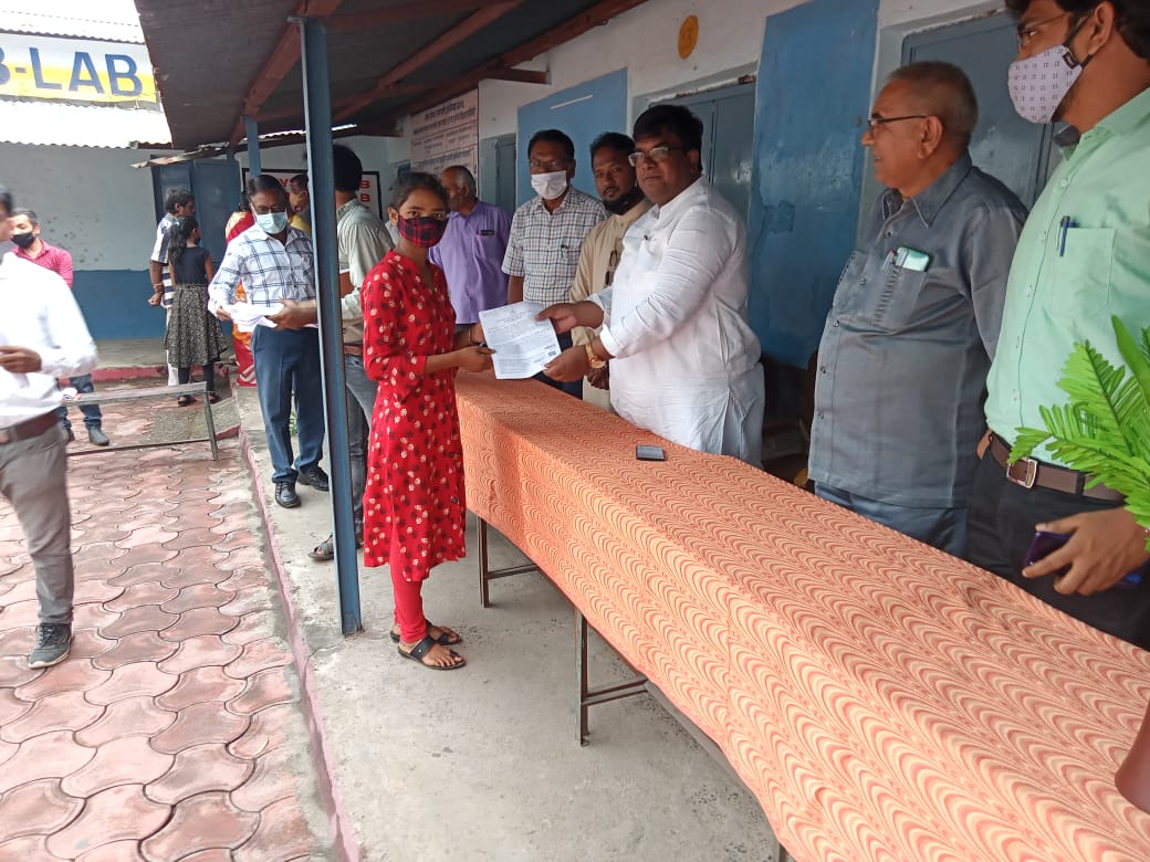 मनेन्द्रगढ़ विधायक डॉ. जायसवाल ने जाति प्रमाण पत्र शिविर में शामिल होकर 12 हितग्राहियों को दिए स्थायी जाति प्रमाण पत्र