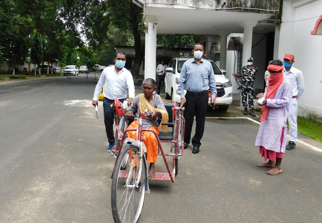 कलेक्टर श्री धावड़े की संवेदनशीलता ने दिव्यांग कुसुम को दिलाई पुरानी ट्राइसायकिल से मुक्ति नई ट्राइसायकिल मिलने पर कलेक्टर एवं जिला प्रशासन का किया धन्यवाद