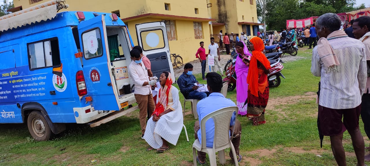 मुख्यमंत्री हाट बाजार क्लीनिक योजना से दूरस्थ अंचलों में स्वास्थ्य सुविधाओं की पहुंच हुई आसान 1 अप्रैल से अब तक आयोजित शिविरों में साढ़े तीन हजार से अधिक मरीजों को मिला इलाज और निःशुल्क दवाईयां