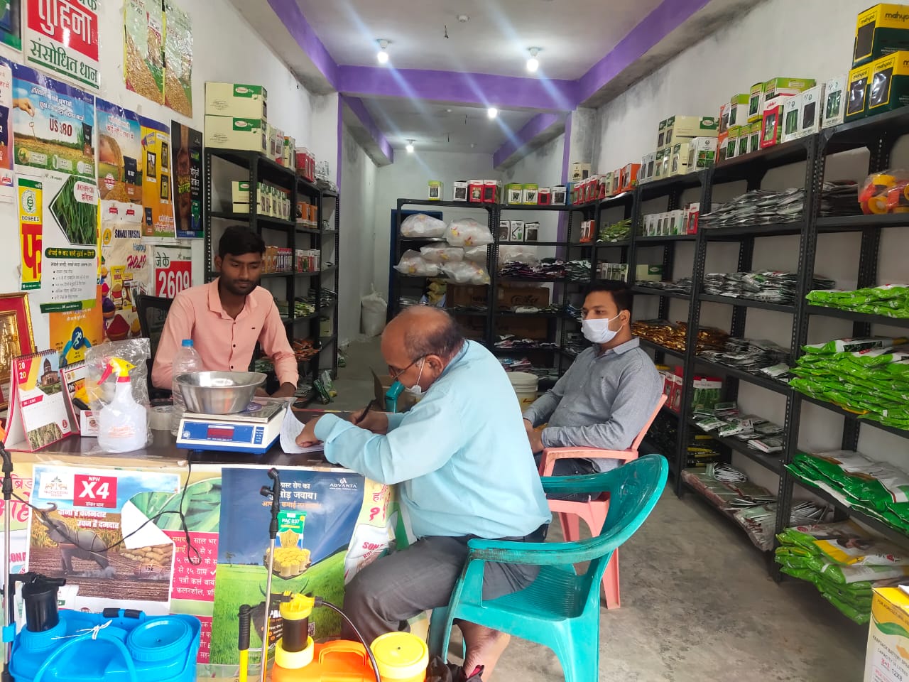 बगैर किसी वैध दस्तावेज के उर्वरक एवं कीटनाशी व्यवसाय करते पाये जाने पर शुभम कृषि केन्द्र भाॅडी सील