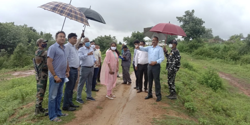 कलेक्टर एवं सीईओ जिला पंचायत के साथ प्रोजेक्ट एक्सपर्ट पहुंचे एडवेंचर पार्क के लिए प्रस्तावित जगह के निरीक्षण पर, एक्सपर्ट से लिए गए सुझाव