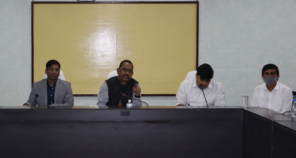 ग्राम पंचायत गिरजापुर में सामुदायिक शौचालय निर्माण कार्य अधूरा होने तथा मनरेगा योजना के क्रियान्वयन में लापरवाही बरते जाने पर पंचायत सचिव को कारण बताओ नोटिस जारी