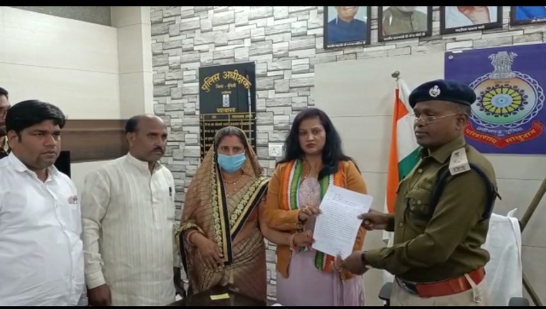 महिला जिला पंचायत सदस्य ने I,A,S, अधिकारी के प्रताड़ना से तंग आकर उठाया सेंडल मामला पहुंचा पुलिस अधीक्षक के पास