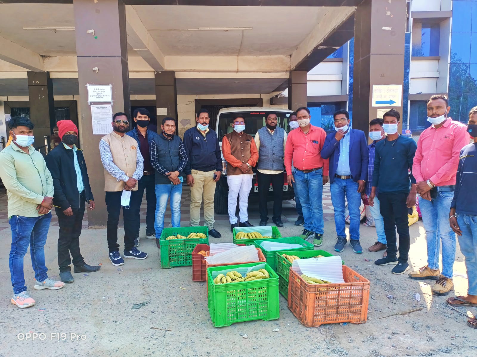 जिला चिकित्सालय में मरीजों व उनके परिजनों को फल वितरित करते हुए   राष्ट्रीय मानव अधिकार सेवा ट्रस्ट सूरजपुर के जिलाध्यक्ष ने केक काटकर मनाया जन्मदिन