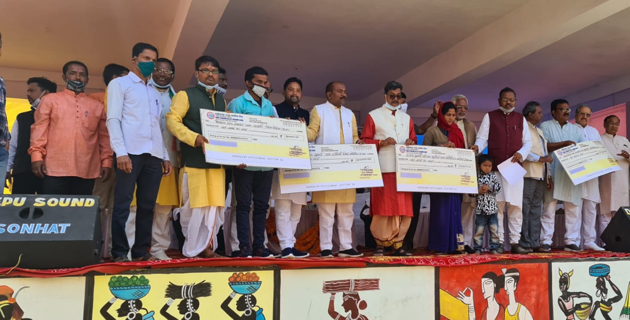 मेण्ड्रा स्थित शिव मंदिर में पूजा-अर्चना कर विधानसभा अध्यक्ष डॉ महंत ने की प्रदेशवासियों के खुशहाली की कामना&rsquo; &rsquo;1 करोड़ से अधिक के विकास कार्यों का किया भूमिपूजन