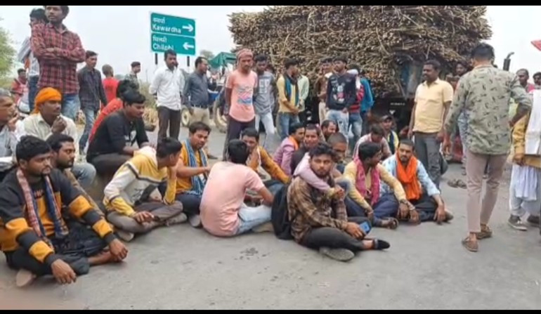 किसानों ने अपने एक सूत्रीय मांगों को लेकर किया हाइवे जाम