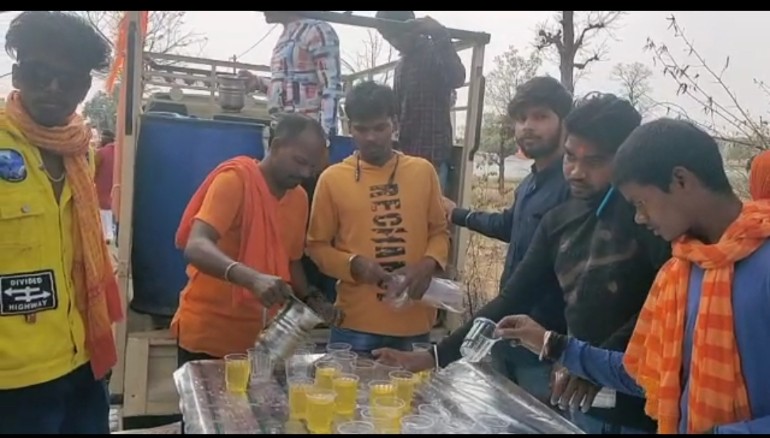 हिंदू सेना द्वारा श्रद्धालुओं को किया गया शरबत वितरण 