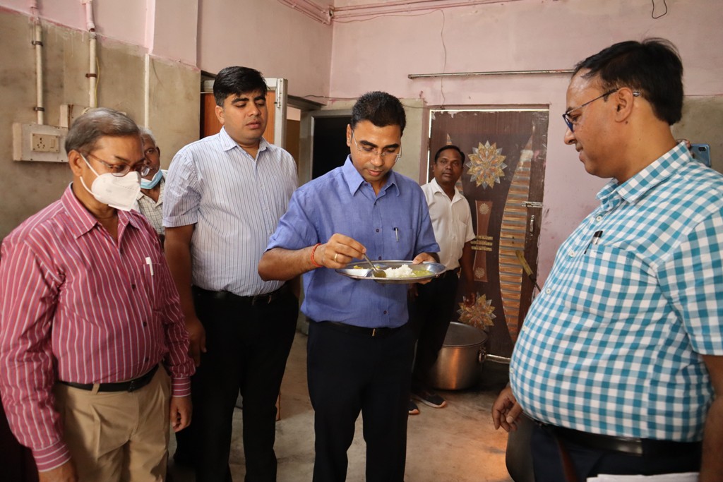 कलेक्टर ने जिला अस्पताल का किया औचक निरीक्षण, मरीजों को मिलने वाले भोजन की स्वयं चखकर जांची गुणवत्ता *
