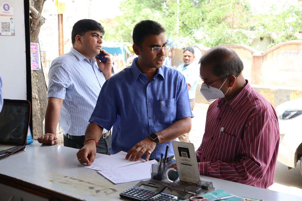 मुख्यमंत्री के डॉक्टरों द्वारा जेनरिक दवाइयां लिखे जाने के निर्देश के पालन में कलेक्टर ने किया मेडिकल स्टोर का औचक निरीक्षण, ब्रांडेड दवाइयों के प्रिस्क्रिप्शन मिले, चार डॉक्टरों को नोटिस  