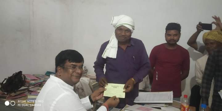 विधायक डॉ विनय जयसवाल ने खड़गवां सहकारी समिति को भीषण गर्मी में दी बड़ी राहत हैंडपंप एवं वाटर कूलर की घोषणा , 2073. किसान ले सकेंगे इसका लाभ।