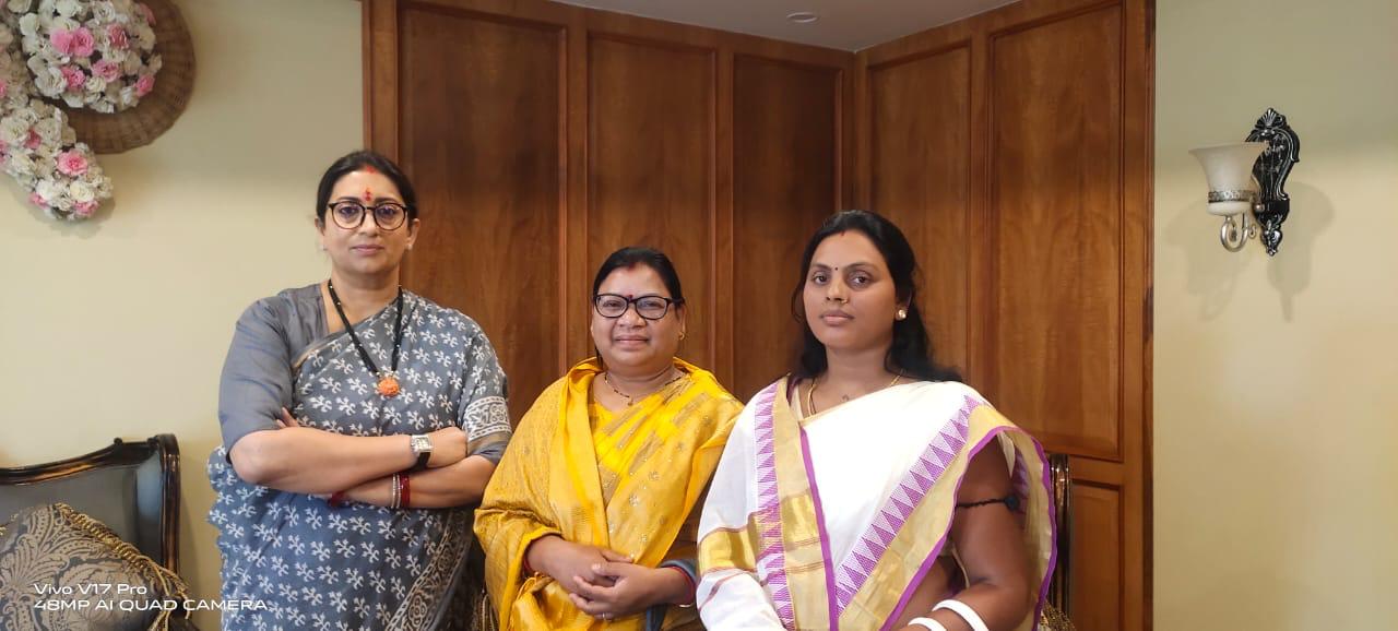 केन्द्रीय मंत्री महिला एवं बाल विकास, उद्योग विभाग  श्रीमती स्मृति ईरानी से मिली रेणुका सिंह ।