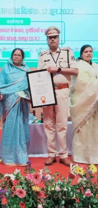 छत्तीसगढ़ राज्य बाल अधिकार संरक्षण आयोग द्वारा स्थापना दिवस अवसर पर रायपुर में थाना प्रभारी खड़गवां विजय सिंह को प्रशस्ति पत्र देकर सम्मानित किया गया