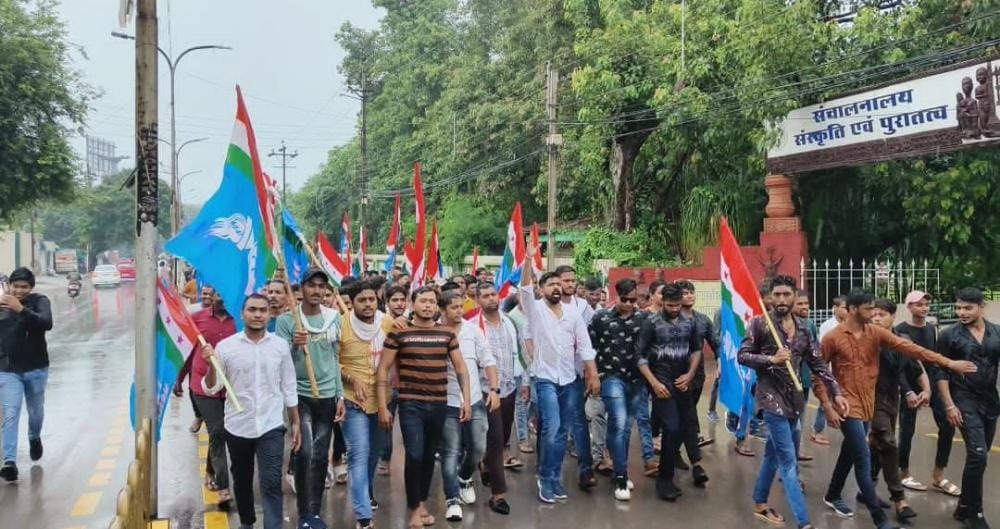 निजी विश्विद्यालय के मनमानी के विरोध में रायपुर ज़िला NSUI ने किया राजभवन मार्च