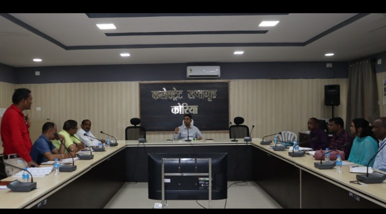 कलेक्टर ने की जिले के सभी एकलव्य आदर्श आवासीय विद्यालय की समीक्षा&rsquo; &rsquo;प्रतियोगी परीक्षाओं में सफल बच्चों को कोचिंग की सुविधा उपलब्ध कराने के निर्देश&rsquo;