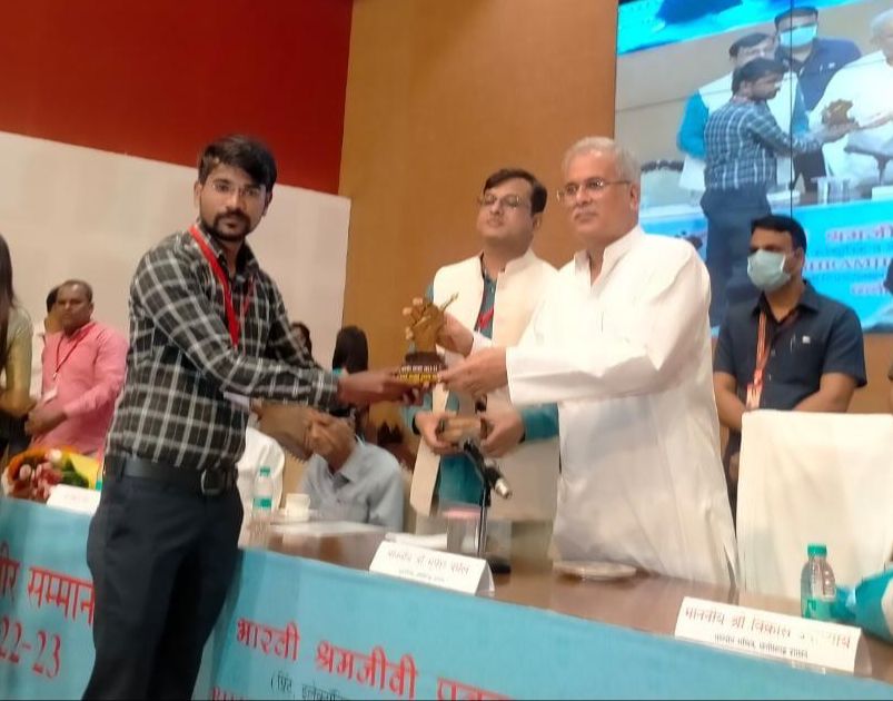 राहुल रेस्क्यू ऑपरेशन के दौरान लगातार 105 घंटे तक कवरेज करने के लिए जनतंत्र टीवी के जांजगीर-चांपा संवाददाता अमित सूर्यवंशी को मुख्यमंत्री भूपेश बघेल के द्वारा सम्मानित किया गया