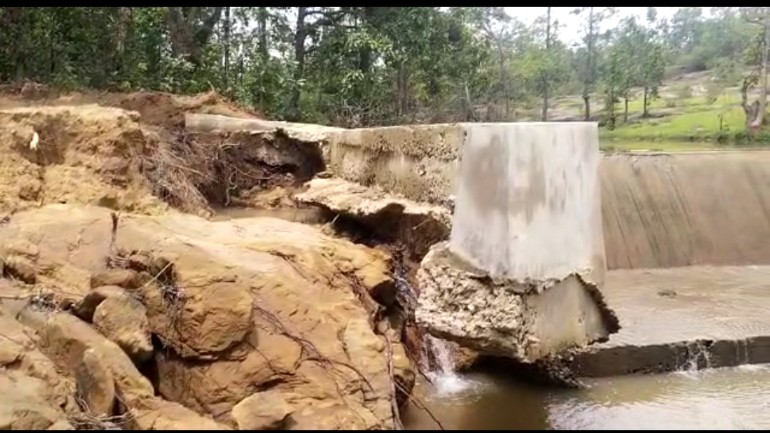 मनेंद्रगढ़ वनमंडल के लाखों का एनिकट सूखाग्रस्त बारिश से हुआ धरासाई  जानकारी देने से मुकरा रहे प्रभारी रेंजर