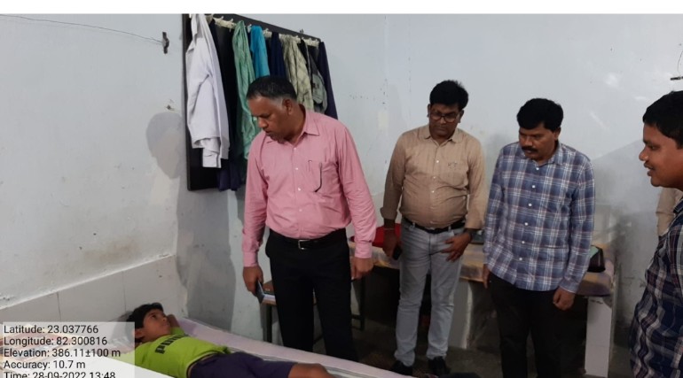 कलेक्टर ध्रुव की संवेदनशीलता, देवाडांड में छात्रावास निरीक्षण के दौरान बीमार छात्र को त्वरित स्वास्थ्यलाभ के लिए स्वास्थ्य केंद्र ले जाने अधिकारियों को किया निर्देशित,