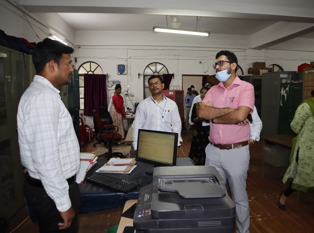 कलेक्टर कार्यालय का सघन निरीक्षण कर दिए आवश्यक दिशा-निर्देश, अनुपस्थित पाए जाने वालों पर हुई कार्रवाई