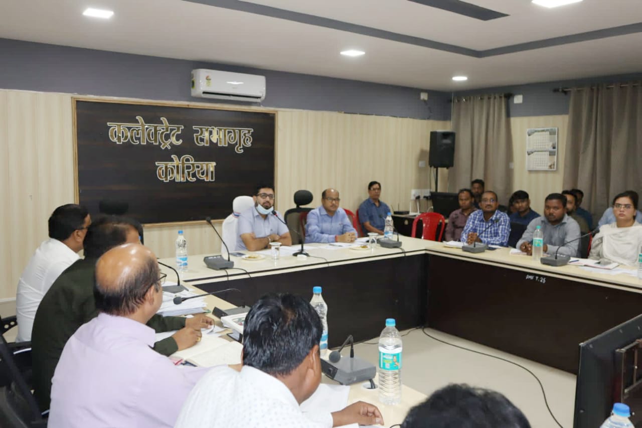 बेहतर शिक्षा और गुणवत्तापूर्ण अधोसंरचना बच्चों को उपलब्ध कराना हमारी प्राथमिकता, सजगता से अपने दायित्वों का निर्वहन करें - कलेक्टर