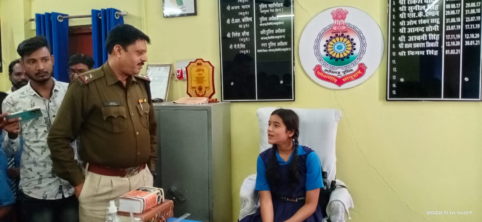 बाल दिवस के अवसर पर थाना खड़गवां द्वारा कन्या पूर्व माध्यमिक शाला खडगांव के छात्रों को थाने से संबंधित जानकारी देते हुए कुमारी आकांक्षा पांडे को 1 दिन का थाना प्रभारी बनाया गया