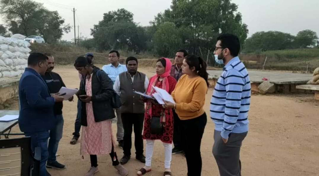 कलेक्टर औचक निरीक्षण पर पहुंचे धान खरीदी केंद्र जामपारा, स्टैकिंग में लापरवाही देख लगाई समिति प्रबंधक को कड़ी फटकार* *