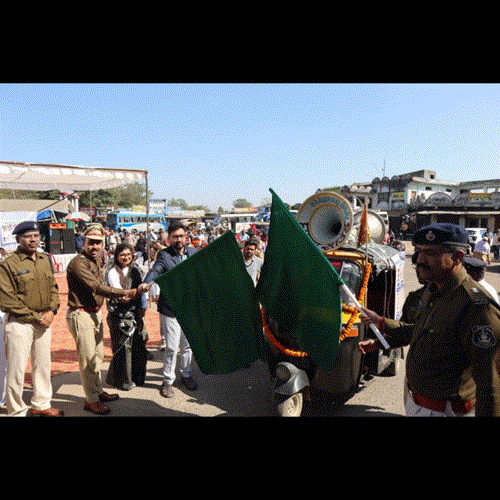 राष्ट्रीय सड़क सुरक्षा सप्ताह कार्यक्रम की हुई शुरुआत, कलेक्टर ने जागरूकता रथ को हरी झण्डी दिखाकर किया रवाना