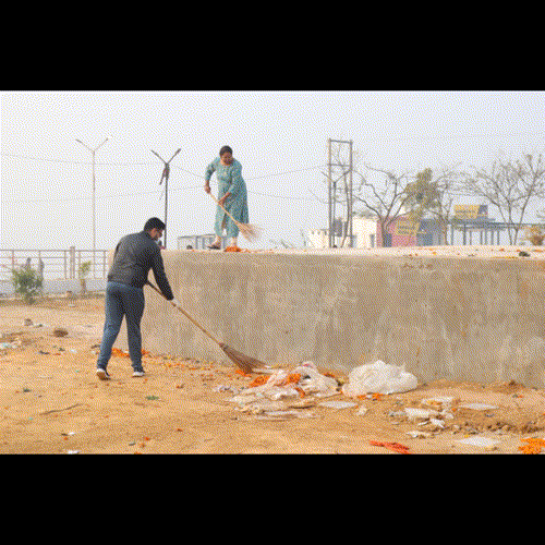 जिले के प्रथम झुमका जल महोत्सव के सफल आयोजन के बाद कलेक्टर श्री लंगेह की अगुवाई में प्रशासनिक टीम ने की महोत्सव स्थल की सफाई भी