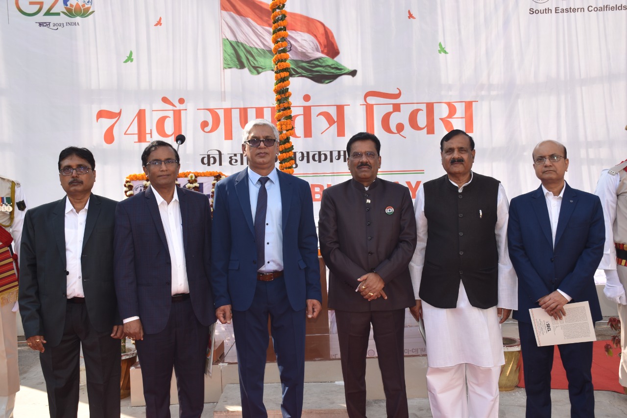 एसईसीएल प्रशासनिक भवन प्रांगण में आयोजित गणतंत्र दिवस समारोह में  मुख्य अतिथि अध्यक्ष सह प्रबंध निदेशक डा. प्रेम सागर मिश्रा ने राष्ट्रीय ध्वज फहराया 