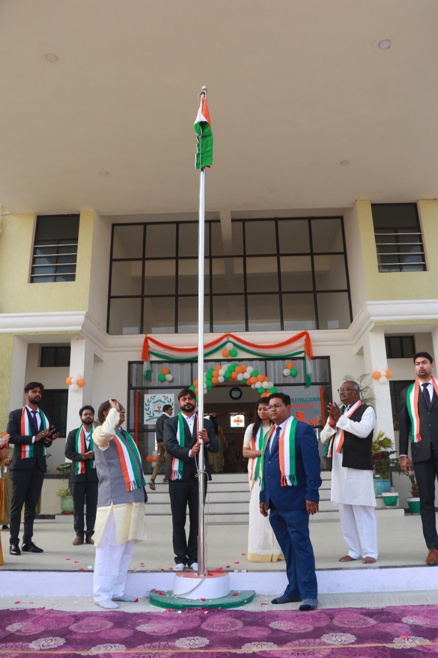 दिल्ली वर्ल्ड पब्लिक स्कूल में शान से लहराया तिरंगा स्कूली बच्चों की प्रस्तुति ने सबका मोहा मन
