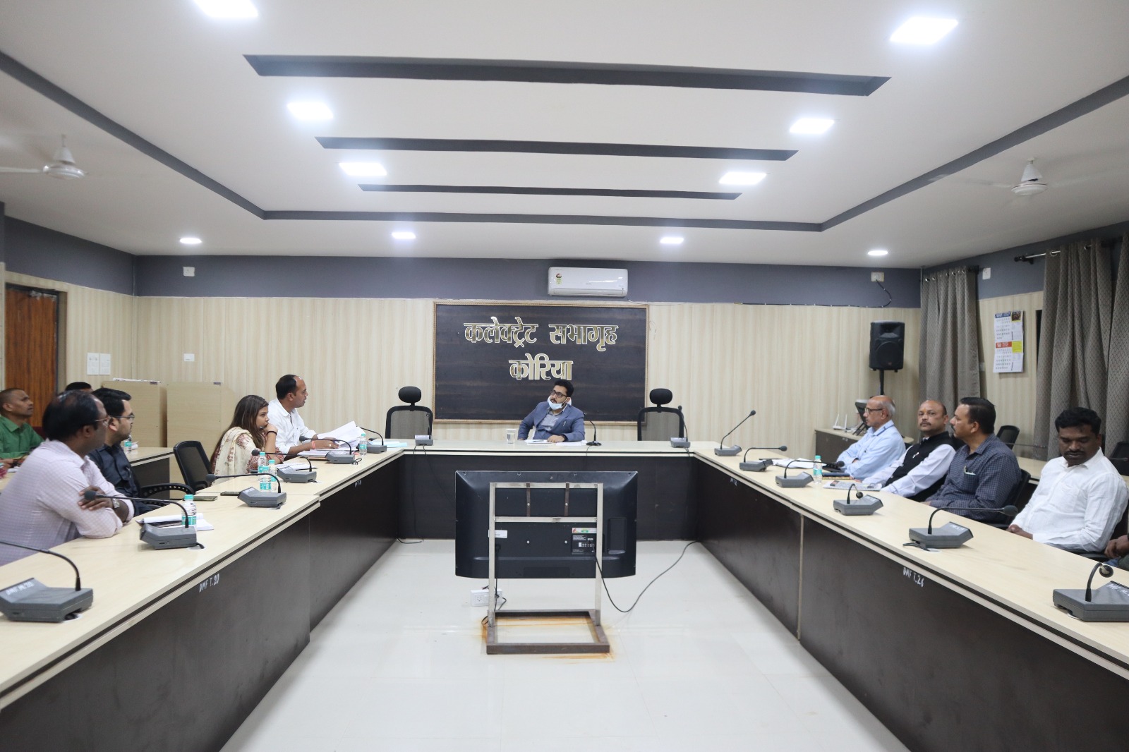 कोरिया,बिना पूर्व सूचना बैठक से अनुपस्थित रहने पर दो परियोजना अधिकारियों को नोटिस, कार्य में लापरवाही पर आरएईओ को निलंबित करने के निर्देश