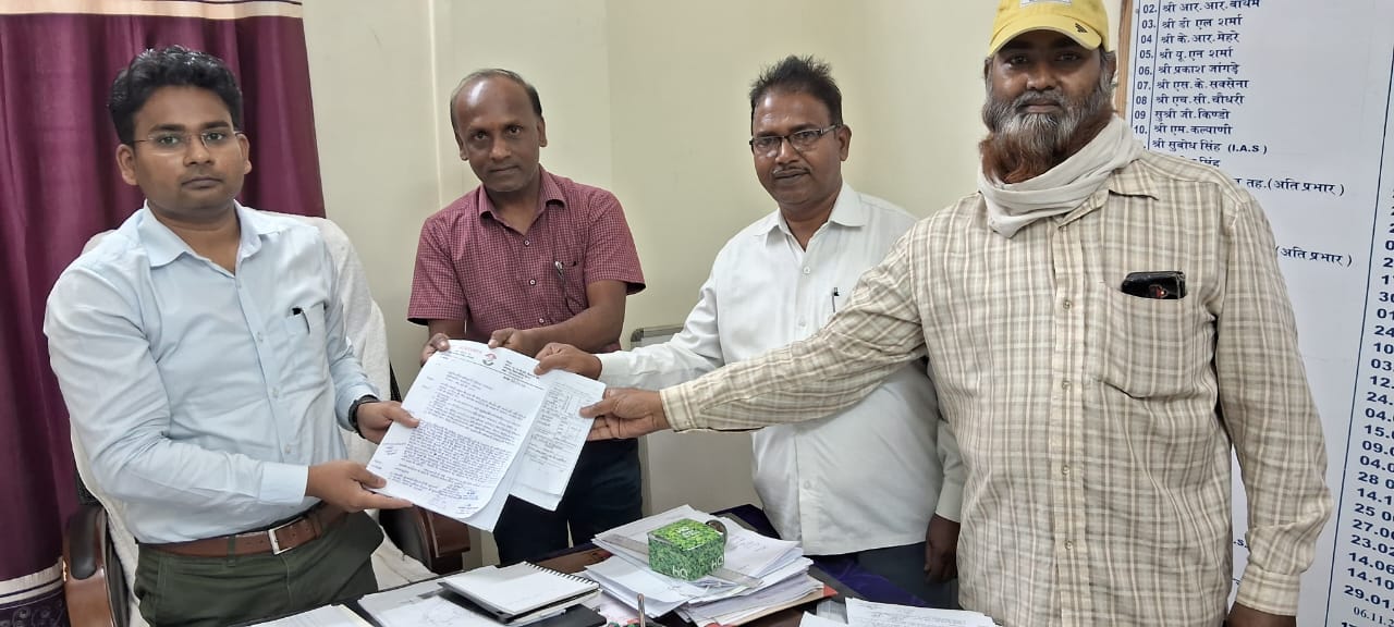 चालान जमा करने के बाद भी गरीबों को नहीं मिला पट्टा। कार्यवाही नही होने पर आमरण अनशन की चेतावनी