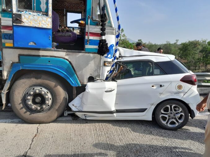 कार और ट्रक के बीच जबरजस्त भिड़ंत  कार पर सवार चार लोगों की हुई दर्दनाक मौत