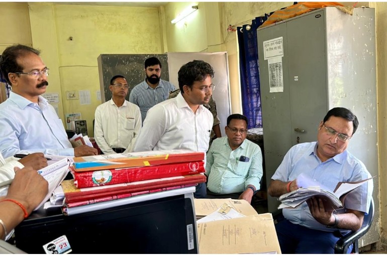 कमिश्नर ने किया कलेक्ट्रेट, एसडीएम व तहसील कार्यालय का निरीक्षण