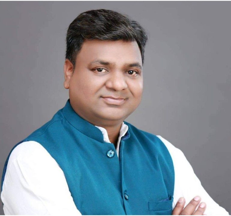 जनपद अध्यक्ष विनय शंकर के साथ हुई धोखाधड़ी पेट्रोल पंप कर्मचारी ने लगाया चूना..