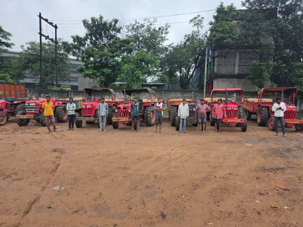 अवैध रेत परिवहन पर पूंजीपथरा पुलिस की बड़ी कार्रवाई, 9 ट्रैक्टर जब्त