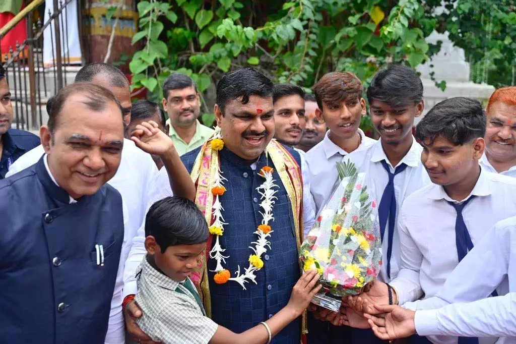 कैबिनेट मंत्री गजेंद्र यादव ने दूधाधारी मंदिर में किए श्रीराम दरबार के दर्शन, मांगी प्रदेश की सुख-समृद्धि की कामना