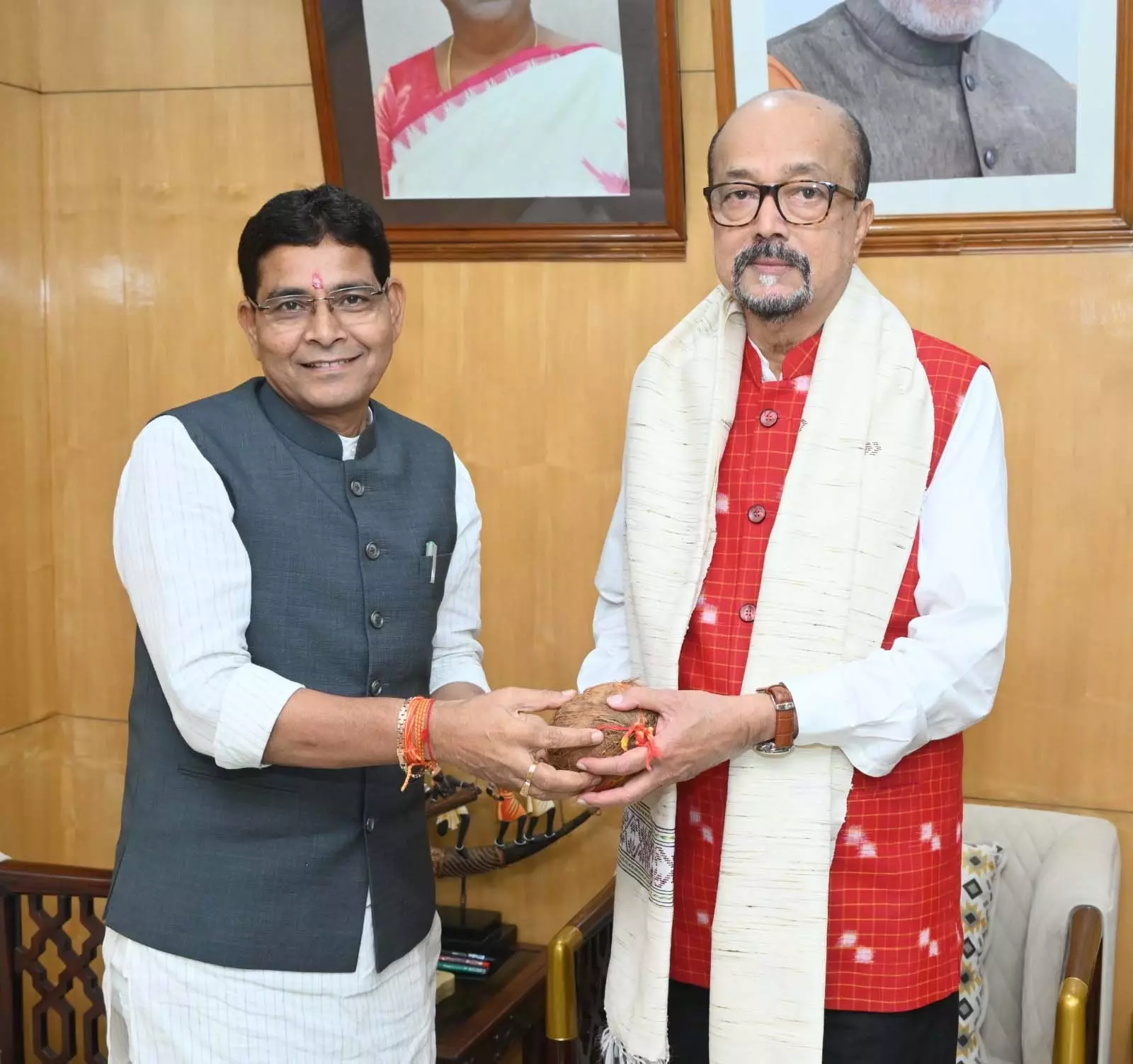 राजभवन के दरवाज़े पर छत्तीसगढ़ की नई कहानी... मंत्री टंकराम वर्मा की 'गुप्त रणनीति' पर चर्चा!