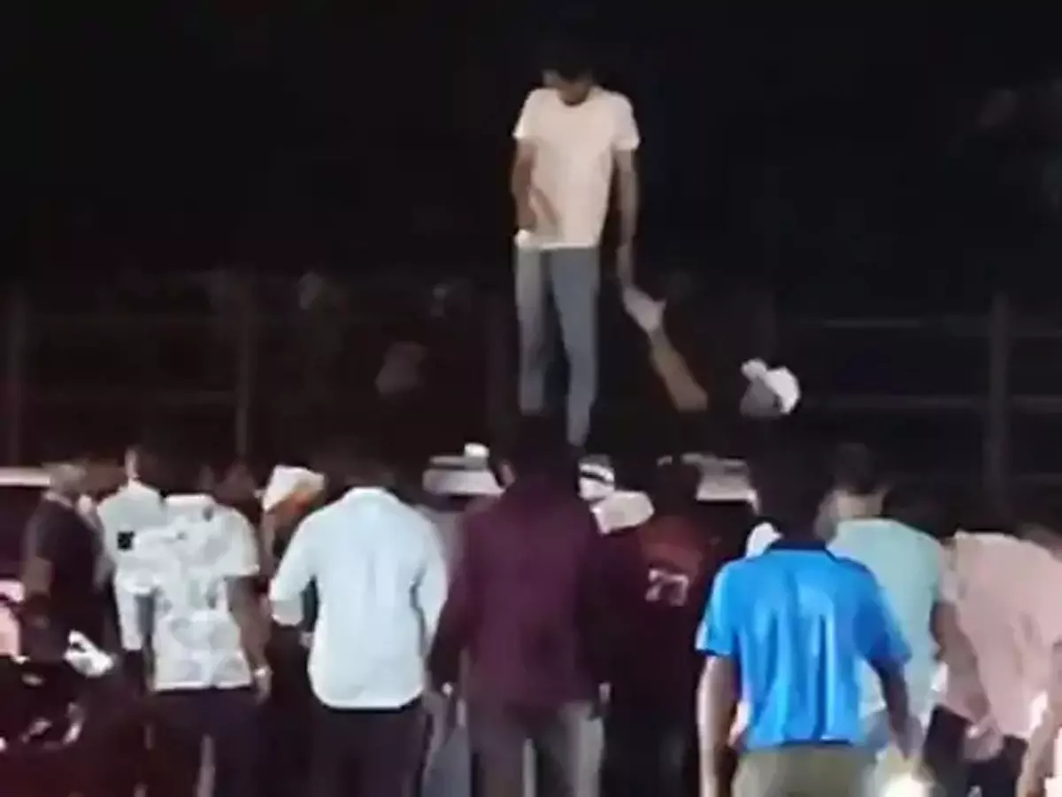  पुलिस चौकी के सामने ही बवाल! कार-बाइक भिड़ी... युवक चढ़ा कार पर, डंडे लेकर घेराव&mdash;वीडियो वायरल