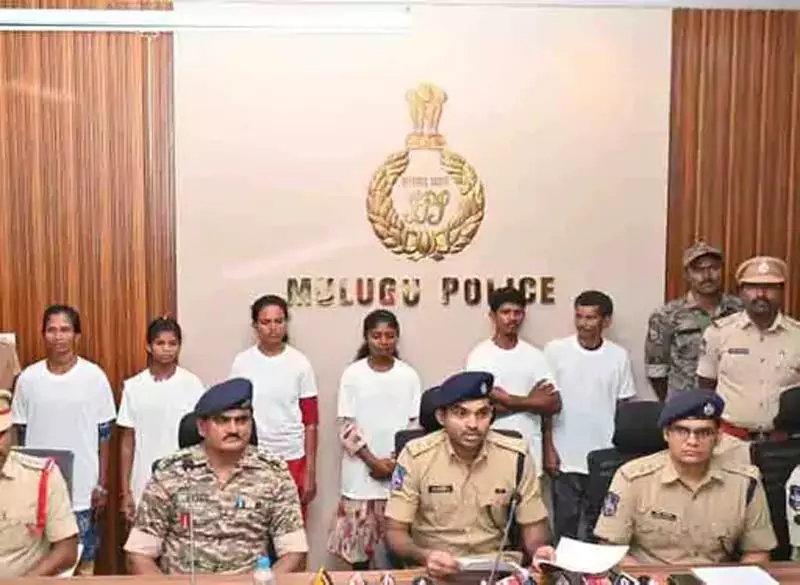 CG BREAKING: 7 माओवादी ने किया आत्मसमर्पण, 4 महिलाएं भी शामिल