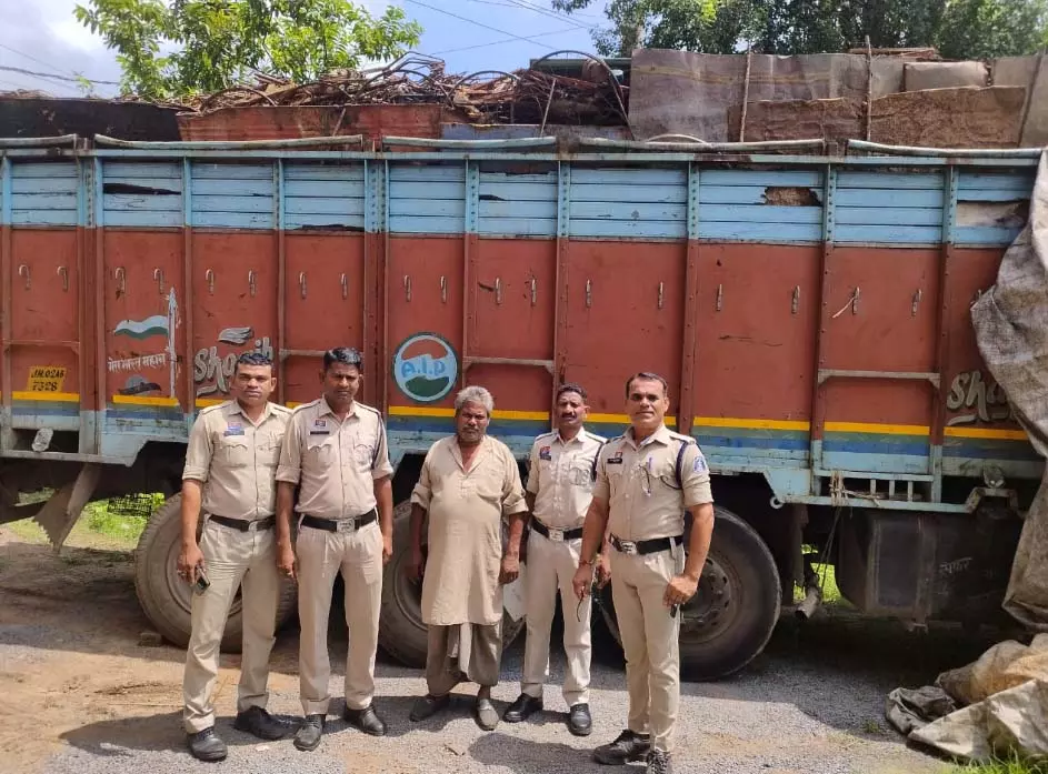 बड़ी कार्रवाई: कोतरारोड़ पुलिस ने पकड़ा 23 टन अवैध कबाड़, 17 लाख की संपत्ति जब्त