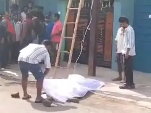 खंभे पर मौत: तार बदलते वक्त लाइनमैन को लगा जोरदार करंट, मौके पर ही दम तोड़ा &mdash; परिजनों ने किया चक्काजाम