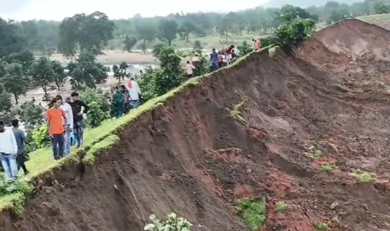 आधी रात को टूटा बांध… 7 लोग बहे, गांव में मचा कोहराम – अब तक 3 लाशें बरामद! आधी रात को टूटा बांध… 7 लोग बहे, गांव में मचा कोहराम – अब तक 3 लाशें बरामद!