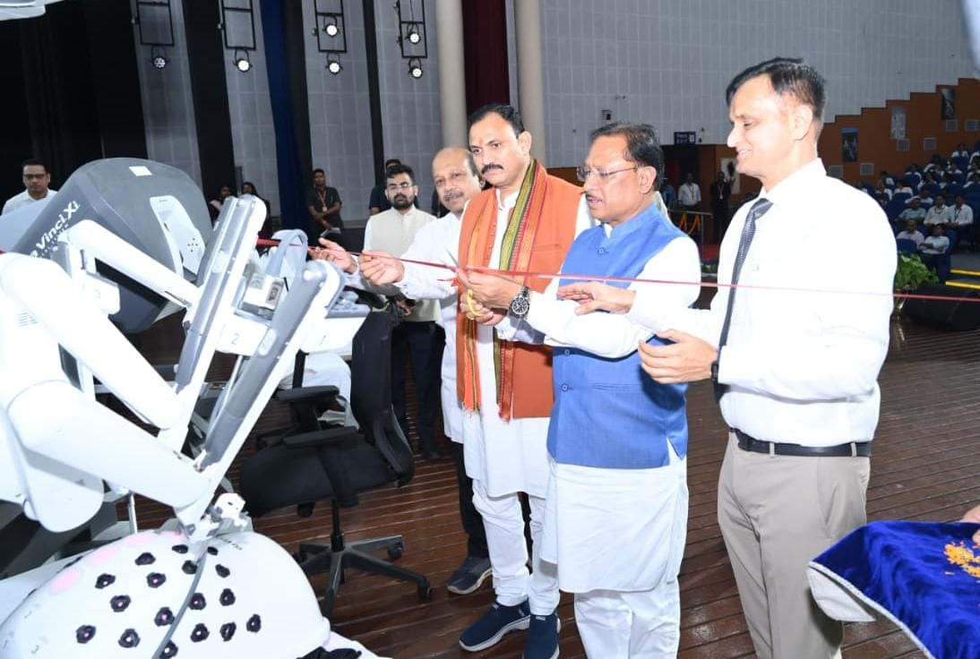 छत्तीसगढ़ में हेल्थकेयर का नया युग! एम्स रायपुर में शुरू हुआ &lsquo;देव हस्त&rsquo; रोबोटिक सर्जरी सिस्टम &ndash; मरीजों को मिलेगा जीवनदान?