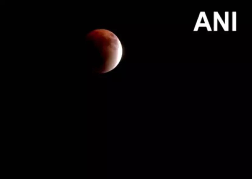 लाल रंग में नहाया आसमान&hellip; 122 साल बाद दिखा पितृपक्ष संग &lsquo;ब्लड मून&rsquo; का अद्भुत नजारा