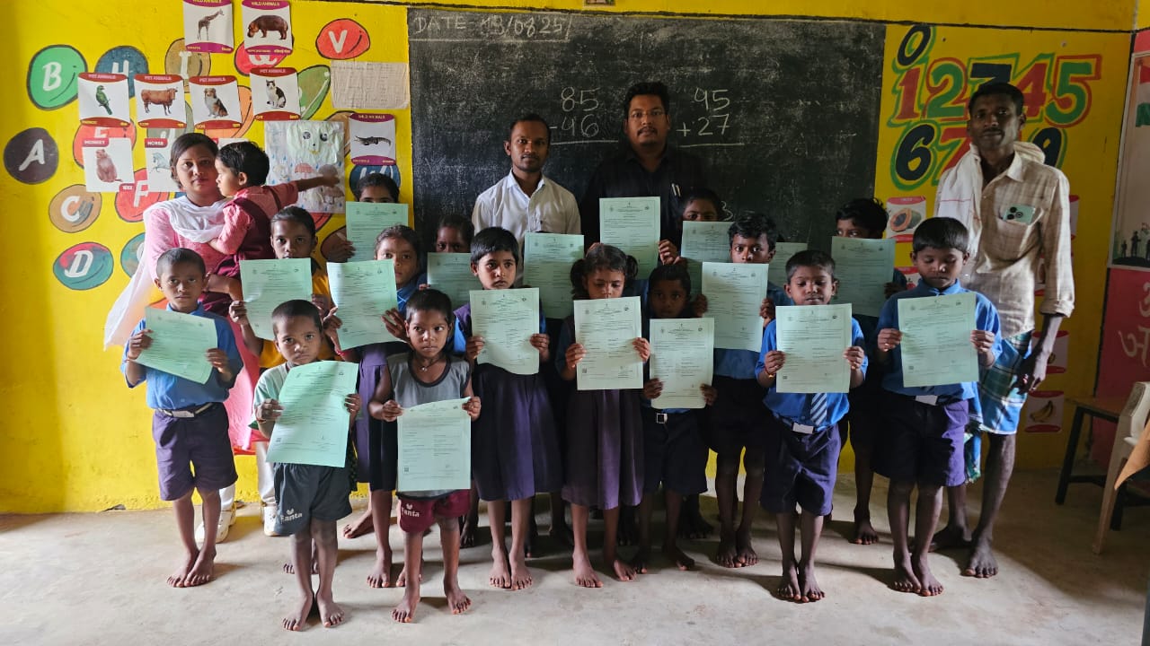 दूरस्थ अंचल मूंगवाल के 50 बच्चों को मिला जीवन का पहला दस्तावेज, जन्म प्रमाण पत्र पाकर खुश हुए ग्रामीण