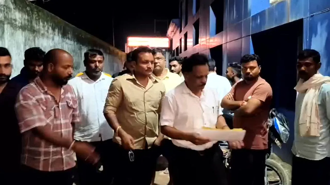 Balrampur News: जिला अस्पताल की लापरवाही से 3 महीने की मासूम की मौत, परिजनों का हंगामा