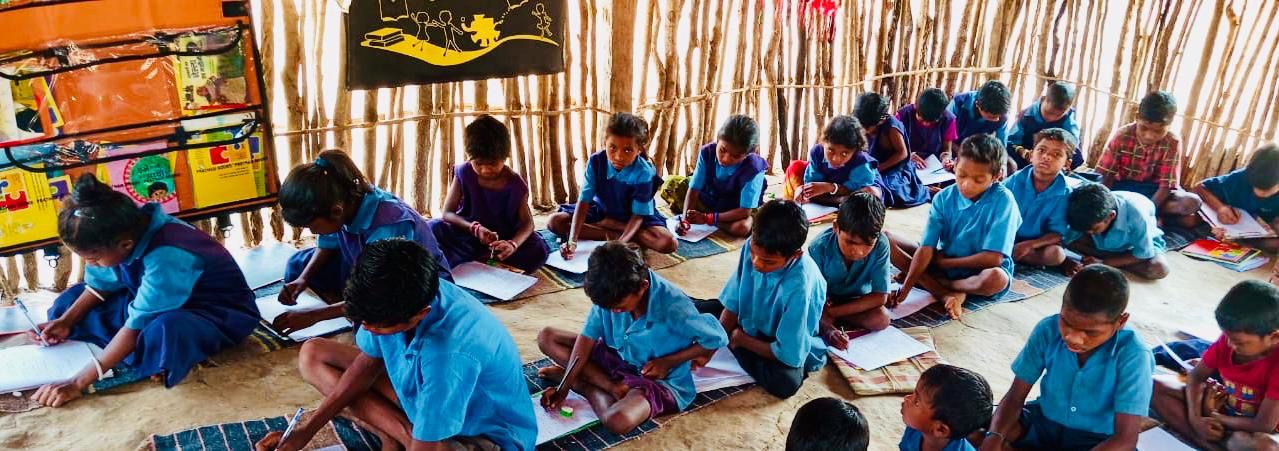  जहाँ कभी गूँजती थी गोलियों की आवाज़ अब गूँज रही है बच्चों की पाठशाला माओवादी प्रभावित सुरपनगुड़ा में शिक्षा की नई सुबह