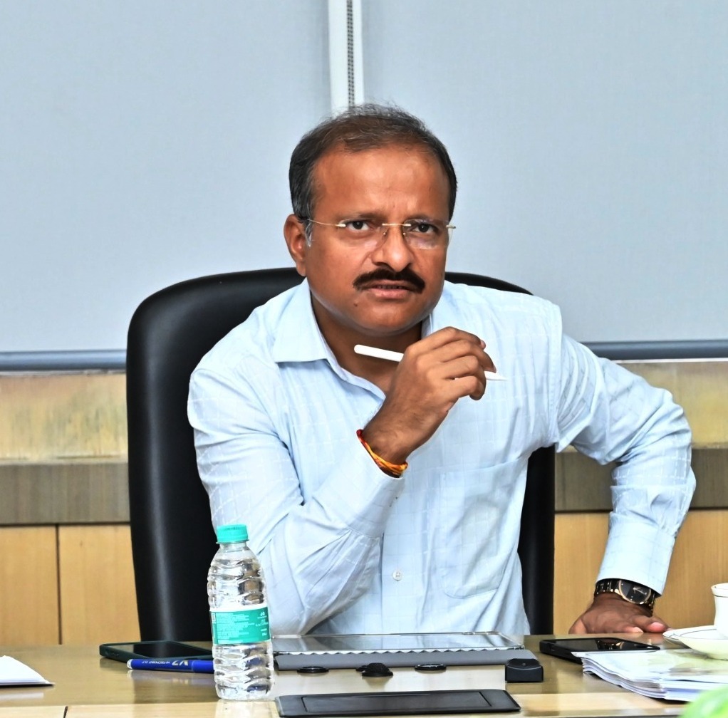 नक्सल प्रभावित जिलों में विकास कार्यों की समीक्षा, योजनाओं के लाभार्थियों तक समय पर पहुंच सुनिश्चित करने के निर्देश