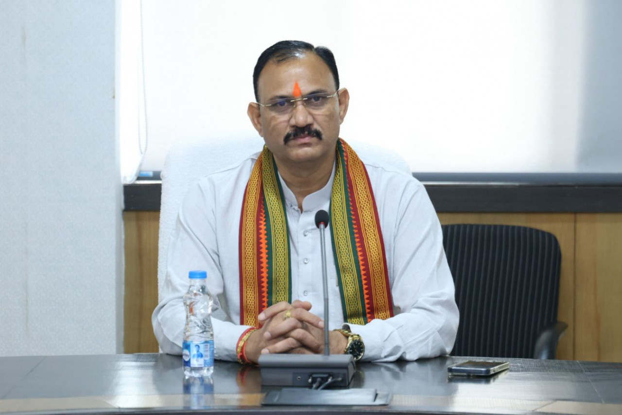 स्वास्थ्य मंत्री की अध्यक्षता में चिकित्सा महाविद्यालयों के डीन एवं मेडिकल सुपरिटेंडेंट की समीक्षा बैठक